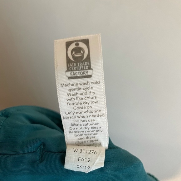 ATHLETA Lightning Capri Tight Leggings small Teal Running - Picture 10 of 10